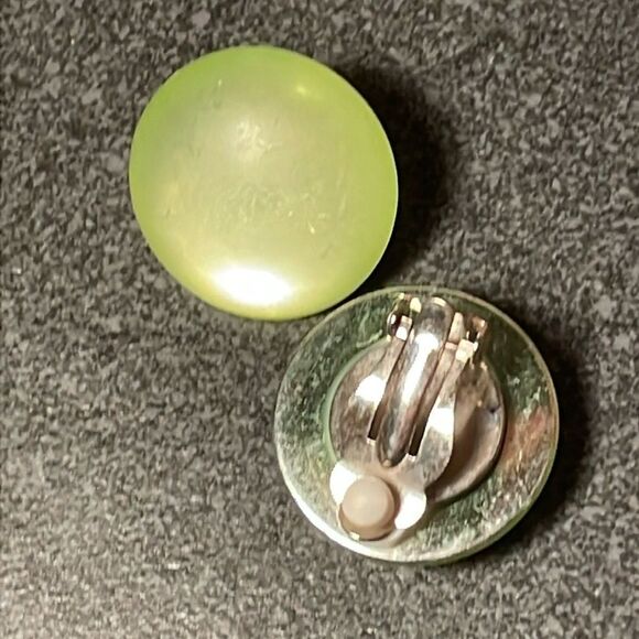 Painted flower necklace with beads on chain & iridescent green clip on earrings - Picture 7 of 10